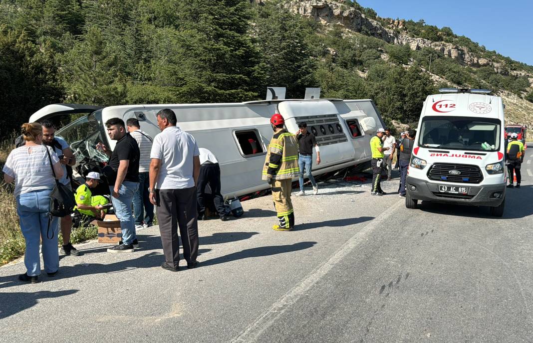 Kütahya’da yolcu otobüsü devrildi! Yaralılar var… 23